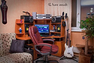 Домашнее рабочее место, чудо враждебной техники - компьютер, он же "GL- home records" (домашняя "студия" звукозаписи Глинки:)  