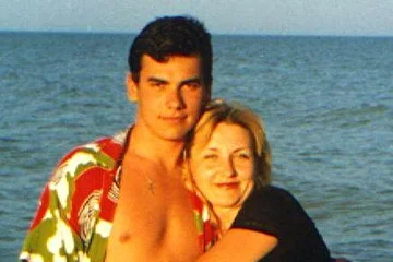 Вы не подумайте там чего, это моя крёстная Наташа.
А так я в данный момент абсолютно холосто-свободный человек :)