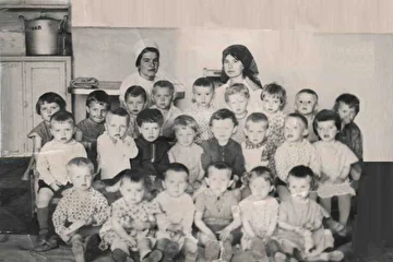 Младшая группа детского сада "Машенька" (Брянск, Фокинский р-н). Андрей - второй справа в третьем ряду. 