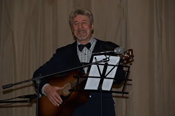 Андрей В. Евсеев даёт концерт для друзей, родственников, коллег по работе, студентов и сотрудников Смоленской государственной медицинской академии 14 декабря 2013 года (50-летие со дня рождения).