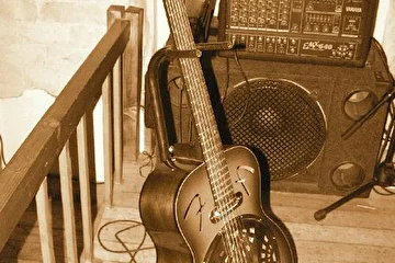 Это гитара называется DOBRO или резонаторная ,имеет характерный гнусавый звук сродни тому, который воспроизводит старенький радиоприёмник. Предназначена для игры слайдом.