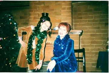 Фото с дочкой Дианой на работе в ресторане "Ностальжи". Новый год -2000! Уфа.