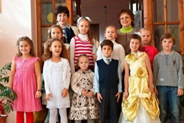 Приглашаем детей в возрасте от 5-10 лет в студию "Серебряный голос" при Московском Доме Романса.
четверг-18.00. суббота -11.00. телефон: 8(499) 197-48-31.