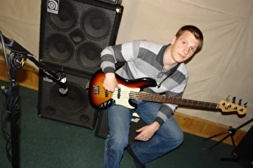 Дмитрий Злобин- бас-гитара