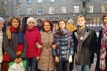 После парада ансамблей  в центре творчества "На Вадковском". 
Слева направо: КСП "Надежда" - Таня, Лена, Катя, затем - Василя, руководительница Марселя, между ними - Маша Жукова)