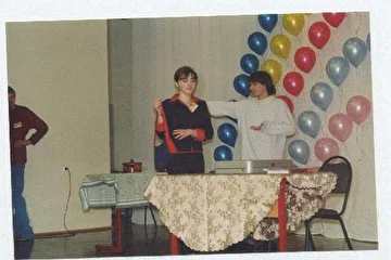 На этой фоте я как-то по глупому выгляжу, мдя...
Слева - грузчики столов :))))