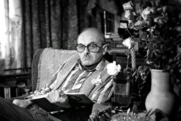 У Булата Шалвыча... Дважды бывал в гостях у Булата в Безбожном переулке и дважды он приезжал к нам в Дагестан, останавливался на несколько дней. Официальная версия его путешествий на Кавказ быта такова: поиск талантливых национальных поэтов, которые бы хотели переводиться на русский язык; неофициальная версия: закупка хорошего вина и коньяка дагестанского производства (Кизляр, Дербент). Поездки были довольно успешными.