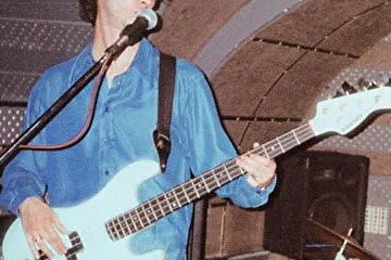 Автор песен, вокал, бас-гитара
Концерт, Москва, клуб БУНКЕР, октябрь 2001