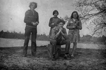 Андрей с друзьями на Ковшовском озере.
Брянск, Ходаринка, вероятно 1977 г.