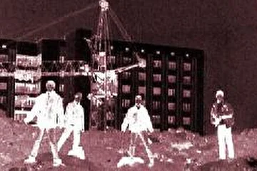 Существует, хотя уже почти не существует, но, в общем, существовало в нашем любимом Харабарановске такое гениальное место, как куча Винокурова, где собирались порой Собутыльники бога, разговаривали и черпали энергию необъятного космоса из разного рода вкусных напитков, вдыхая жёлтую субстанцию Северо-Вьетнамских союзнических сигарет Далат. Аминь.