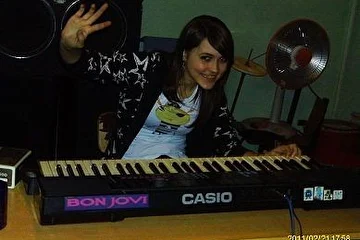 Яшкина Анна - клавиши (Ничего не значит 2011) присоединилась к группе с момента образовани. В начале 2012-го покинула группу