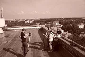 Группа АРГЕНТУМ на крыше гостиницы Волга в Костроме, дядя Боря (слева) снимает для истории "Легенд костромского рока")))