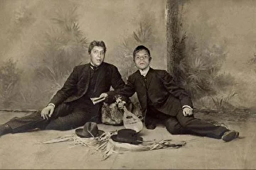 А это вот вторая фотка из далекого 1997 года, да-да, все на ту же пленку от Кости Кинчева сымались. Мы сидели в парке на Гоголях, наблюдали за бомжами и первыми весенними нариками, шо искали под каждым кустом коноплевый росточек на гидропонике… наивные дети времен фрилав и ноувор – если б они обратили внимание на нас, то заметили, что за нашими спинами возрастали цельные кустища этого зелья (см. внимательно фото). Но нас не это волновало, мы мирно потягивали пивко «Хайникнен» и обсуждали струмент струнный, что нашли толька чта на помойке, близ Суворовского бульвара. Идентифицировать так его и не удалось – я говорил, что ента натуральна домбра, а Эн выдвигал версию в пользу толи дудуки, толи саза. Оказалось, что ента натуральная кемаль, кою выбросил казах из дома №6, по имени Селистен. И мало того, в ентой кемали дух живет нечистотный и блох целое море, так она ишо и сделана из прокаженной черепахи и наносит порчу песняру всякому. Вообщем,  решили мы не вносить эту струнную струменту в нашу группу ( в будущем Provizors Party) , а играть се спокойной на Гибсонах, да на Фендерах, коих в Москву тады завезли из Пекина цельный вагон…..правдать, Макаревич ( из машины бремени), половину скупил  и барыжил ими на Неглинной, на пару, с Кутиковым и Пресняковым старшим. 