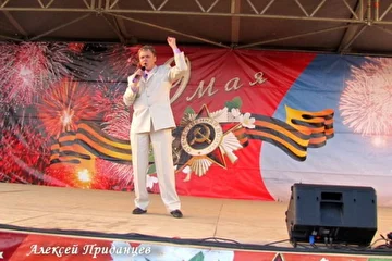 Алексей Приданцев - композитор, певец. Праздничный концерт 9 мая 2011 г. 
Ссылка на сайт: http://pridantsev.narod.ru
