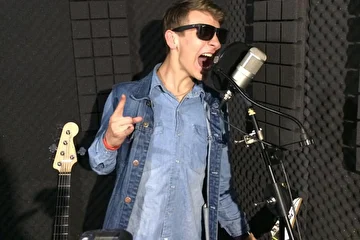 http://russtudio.spb.ru/pesnya-v-podarok