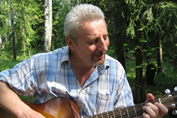 2010 год. В белорусском полесье. Андрей В. Евсеев поёт для друзей.
