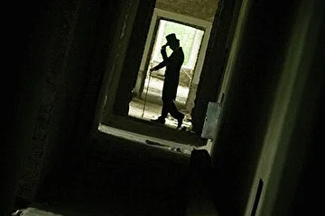 Только один из них обернулся на прощанье.
То, что он увидел, заставило его идти быстрее.

PS
Правда? Может быть.
Правда у каждого своя. 
Истина?
Заточенная в старинных подвалах, истина постепенно умирает вместе с развалинами поместья.
И может быть, это - к лучшему…