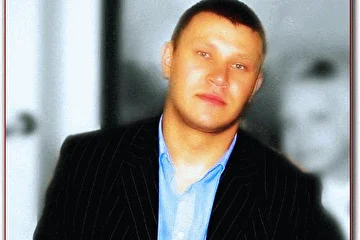 Собственно это тот чел который пишет музло,текста и собственно читает