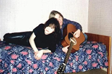 Это мы с барабанщиком и с гитарой.  I and drummer, and the guitar.