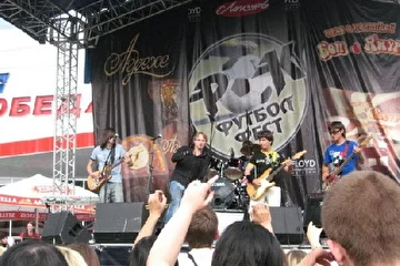 На фото слева-направо:
Андрей Тараканов - гитара; Евгений Копинов - вокал; Иван Дивеев - барабаны; Илья Новихин - гитара; Максим Асманкин - бас