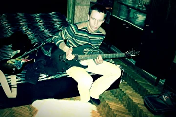 Официальная страница ВКонтакте: http://vkontakte.ru/altavistaband

В проекте RealMusic: http://www.realmusic.ru/altavistaband/