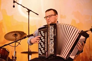 Алексей Дворницын - вокал, баян.