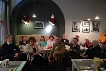 В нашем любимом кафе. 