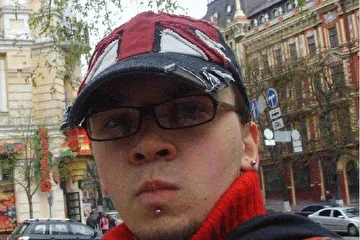 - В этот день меня люди с одной компании,но сидящие в разных концах друг от друга называли антифашистом и футбольным хулиганом))) Так кто же я на самом деле?))