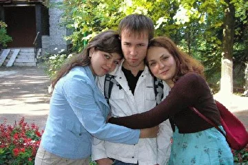 когда кто-то злой...., то его всегда успокоят и обнимят любяшие его люди:-)