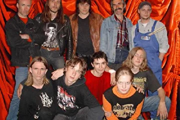 19/05/2004 Из Москвы к нам приехал первый гитарист, Александр Моисеев (коричневая кожанка) со своими друзьями.