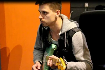 Александр Ильчук. С прошлого года по-моему, играет в "Городе 312". У него вообще много проектов. Все гитарные партии, кроме "С понедельника" записаны Александром. Меня жестко отодвинули, сказали, что для записи играю грязновато. А мне то-что? Партии практически все мои. Главное что бы песня получилась хорошая. У меня нет амбиций исполнителя. Мне больше нравится амбиции композитора. Изначально я песни сочиняю, что бы их исполняли другие. Но пока, наверное, не написал такой песни. Ну и ладно. Будем творить дальше. 