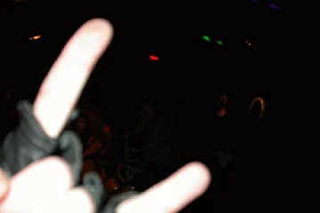 Ктоо то из толпы ткнул сей неоднородный предмет в объектив фотокамеры :)