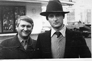 Киев 1985 г. У меня гостит старший брат Игорь...на то время, директор Днепропетровского проектного института  Гипровуз (на заднем плане - Театр им.Франка)