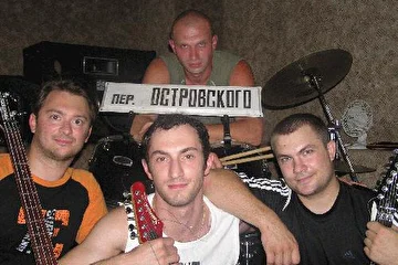 Совершенно случайно нашли табличку в студии с названием улицы. И сфотографировались с ней)