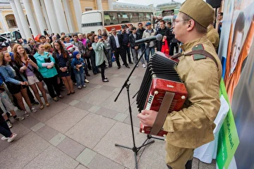 Баянист Михаил Долгушев. Выступление на 9 мая