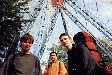 ...утро после фестиваля "РОК_ТОЧКА2001"(Донецк),
пора домой!