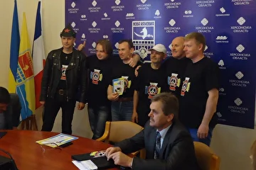 гр. Логус (2014г.) - пресс конференция в исполкоме (г. Новая Каховка) - Сергей Цыгипа (орг. фест. "Каховский Плацдарм"), Дмитрий Серяков, Виталий Шатилов, Михаил Панченко, Владимир Коваленко (мэр), Виталий Громада.