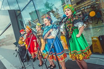 Фольклорная группа У барина  - выступление на Яблочный спас в Москве.