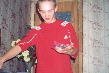 Это фото было зделано на одной из пати у Кичи дома... В руках у него подкосетник группы Каста!