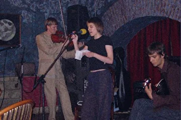 20-е июня 2006 года. Арт-клуб Бумажная Луна г. Самара. Через 3 репетиции, поборов все свои комплексы мы всё таки ВЫСТУПИЛИ.