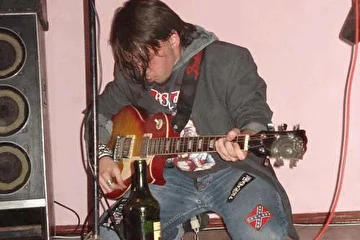Это было 30.12.2006. нет, на этой фоте он не смертельно пьян,как это может показатся. И пусть вас не вводит в обман бутылка портвейна впереди :) Фото в движении с концерта, когда гитарист словил свою волну...