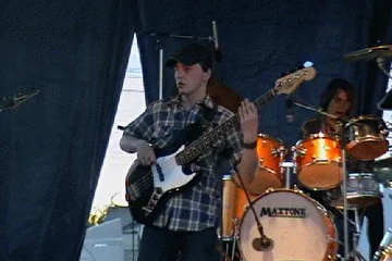 17.06.2006, "JAM", Каргополь. Женя обзавелся Fender'ом - jazzbass в Каргополе