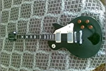 Epiphone Les Paul Standard 2005.
good sounding LP
SOLD.