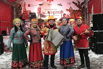 Фольклорный ансамбль У барина на празднике Масленица в Москве.