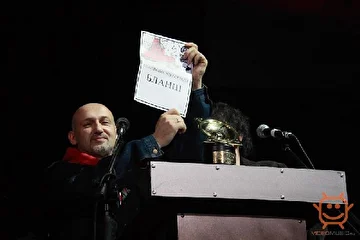 Виктор Логачев и Вадим Самойлов вскрывают конверт, чтобы назвать победителя.