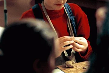 Занятия в кружке керамики. Обратите внимание, как увлечена девочка. Самое интересное в этом снимке то, что фотоснимок делался незаметно для кружковцев.