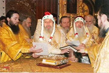 Дело было под  Новый Год, как Вы уже догадались по нарядам  Provizors Party. Его преосвященство архимандрит Задунайский, попросил Дена и Эна (к тому времени уже причисленных к лику святых), отслужить тайную мессу или вечерню, кто их разберет, в колокольне в угодье графа Шереметьева. Кроме того, надо было окрестить внука местного губернатора (на фото он лезет под стол, дабы отыскать потерянную епитраль и золотой кастет), который являет собой оплот и безопасность сего туманного края.  Все было бы хорошо, если бы Эну не подсунули неблагочестивую митру, да еще потом дали не тот текст…  Эн хотел начать со стихотворения Агнии Барто   и книги Аристида Торкья «Девятые врата Ада» (средневековая фентези). А  Дену дали кадило с лимонным табаком из Египта, Ден совсем осерчал и закурил самокрутку из непальского ладана. А апосля дьякон Марфауил  расстроился, достал карабульдук  и начал палить вверх из него, прострелил резницу и люстру с канделябрами, которая немедля рухнула во предел. Это событие окончательно расстроило архимандрита Задунайского и он ушел по-аглицки, не попрощавшись, правдать, колесы нашей Газельки все-таки проколол и написал неприличное слово на кузовке. Больше мы туды ни нагой, даже с концертами.

