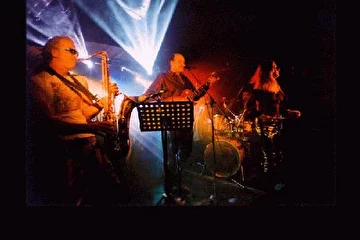 Mike Burn - гитары, вокал, продюсер. Одно из живых выступлений во Франкфурте.