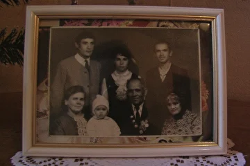 На этой фотографии изображена вся моя семья (здесь мне 1,5 года).