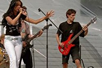 Выступление на ежегодном Истриском рок-фестивале на
открытой площадке у стен Новоиерусалимского монастыря.
Июнь 2004